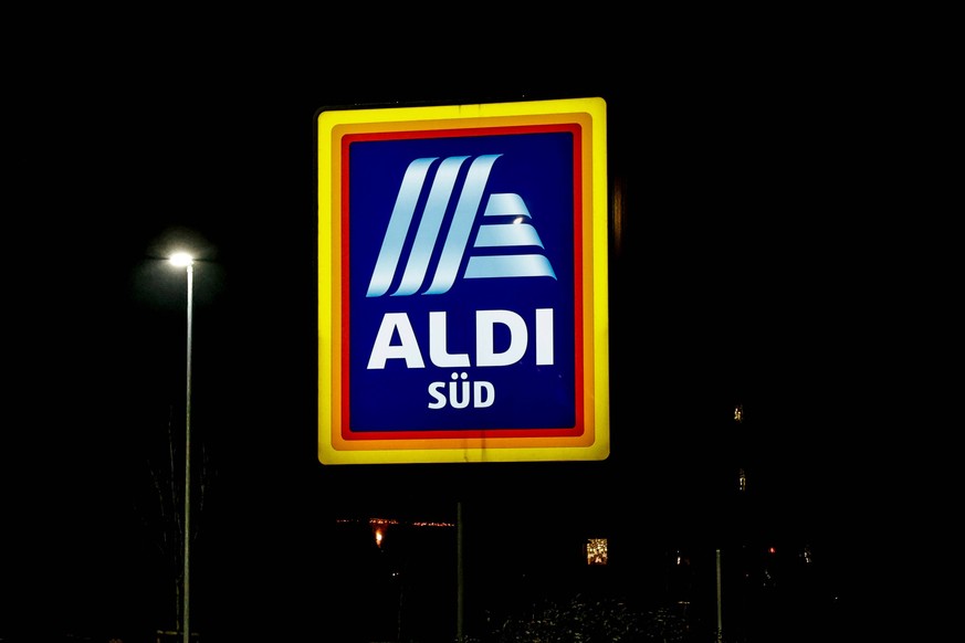 Bischberg im Landkreis Bamberg, Deutschland 20. Dezember 2022: Themenbilder - Symbolbilder - Discounter - 2022 Leuchtende Aussenwerbung, Werbeschild beim Discounter Aldi S