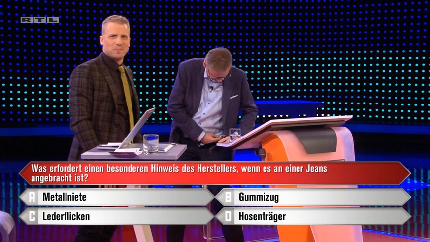 Goleo-Moment im deutschen TV: Günther Jauch fummelt an seiner Jeans herum. 