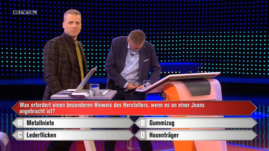 Goleo-Moment im deutschen TV: Günther Jauch fummelt an seiner Jeans herum.