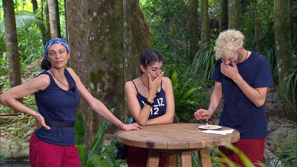 Lilly Becker (l.), Yeliz Koc und Sam Dylan müssen zur gemeinsamen Dschungelprüfung &quot;Dschungel Kiosk&quot; antreten. Sie müssen sich dabei durch das Dschungel-Kiosk snacken. Zwei Schweinezitzen mu ...