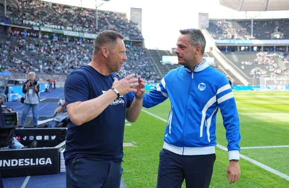 22.04.2023, Berlin: Fußball: Bundesliga, Hertha BSC - Werder Bremen, 29. Spieltag, Olympiastadion, Herthas Cheftrainer Pal Dardai (l) und Herthas Präsident Kay Bernstein unterhalten sich vor dem Spiel ...