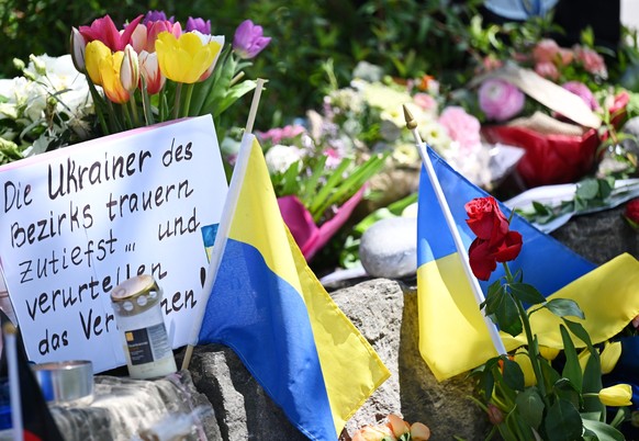 29.04.2024, Murnau Am Staffelsee: Neben dem Einkaufszentrums an dem am Samstagabend zwei Männer aus der Ukraine getötet worden sind, haben Menschen Blumen und Plakate niedergelegt. Die beiden getötete ...