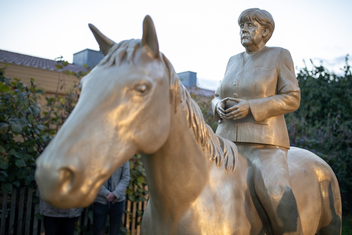 ARCHIV - 08.10.2021, Bayern, Etsdorf: Ein Reiterstandbild der damaligen Bundeskanzlerin Angela Merkel (CDU)�nach der Enth�llung im Oktober 2021. Das aus Beton gefertigte Denkmal ist nun nach nicht ein ...
