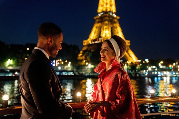 Lucien Laviscount, Lily Collins, Emily in Paris Season 2 2021. Photo credit: Stephanie Branchu / Netflix / The Hollywood Archive PUBLICATIONxINxGERxSUIxAUTxONLY Copyright: xSTEPHANIExBRANCHU/NETFLIXx  ...