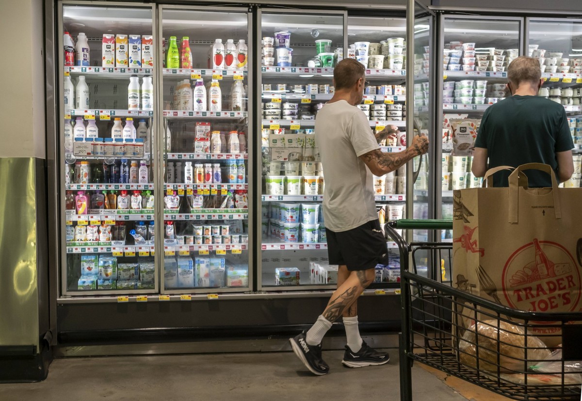 Consumers, stock market, everyone contends with inflation Shopping in a Whole Foods Market supermarket in New York on Thursday, September 12, 2024. PUBLICATIONxNOTxINxUSAxUK RichardxB.xLevine