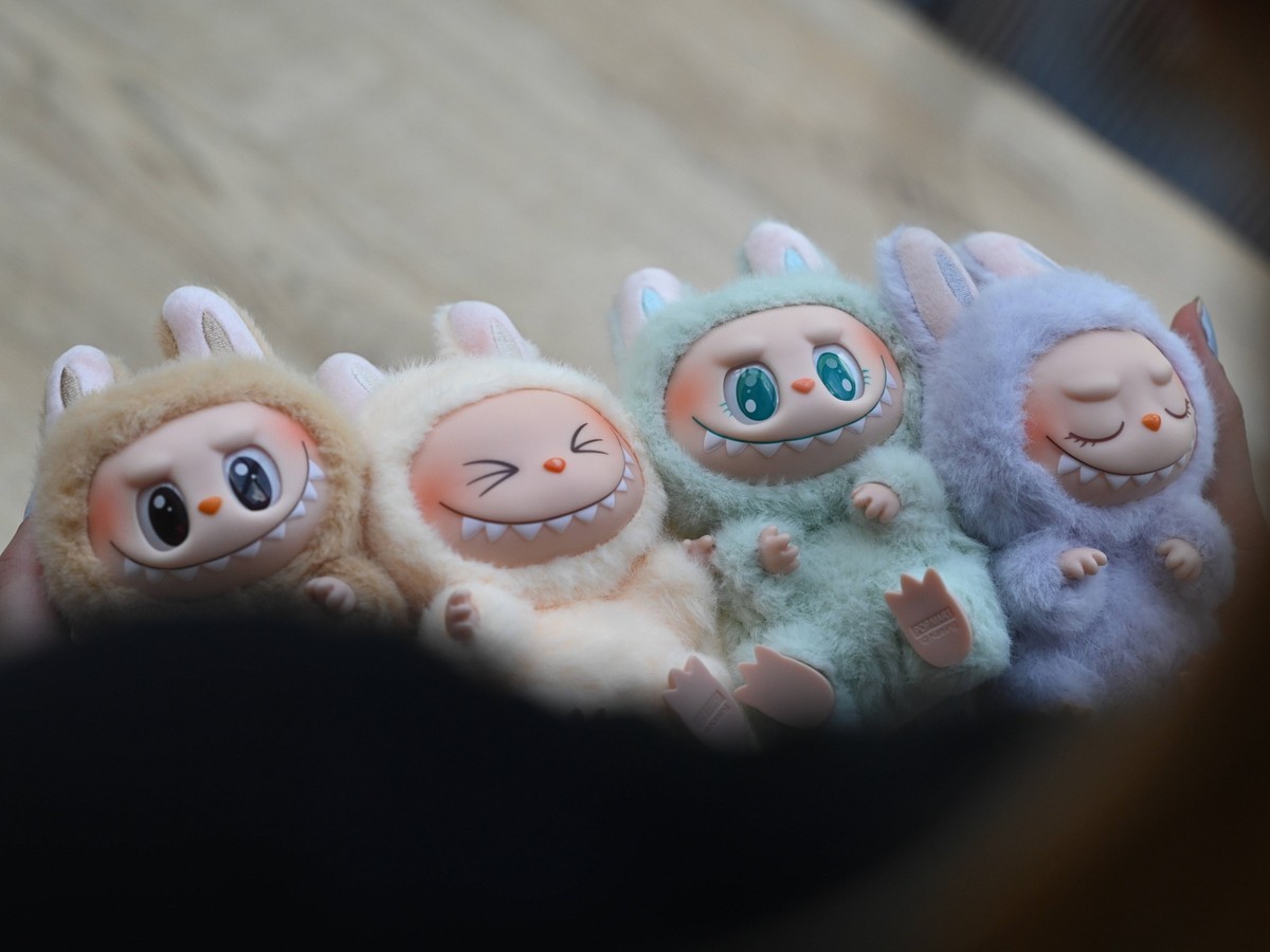 Labubus-der Hype um die kleinen Plüschmonster. Labubus sind klein, flauschig und haben 9 spitze Zähne. Die Figuren aus Asien sind der Sommertrend des Jahres 2025. Der Hype erhielt zusätzlichen Auftrie ...