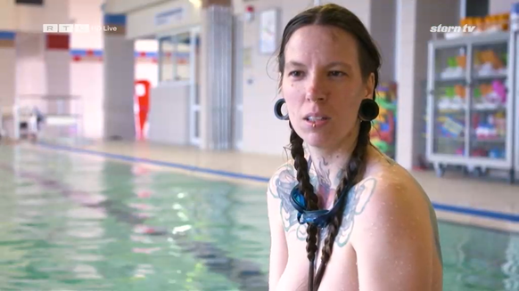 Lotte Mies wurde im Dezember von der Polizei aus der Schwimmhalle geworfen, weil sie ihr Bikini-Oberteil nicht tragen wollte.