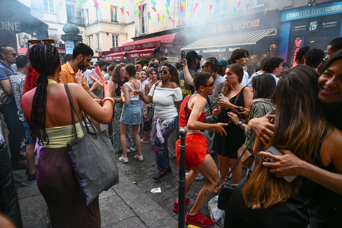 Crowds dance in the streets of Paris during the Fete de la Musique 2025 in Paris, June 21, 2025. - 21/06/2025 - France / Ile-de-France region / Paris - PUBLICATIONxNOTxINxFRAxRUS JulienxMattiax/xLexPi ...