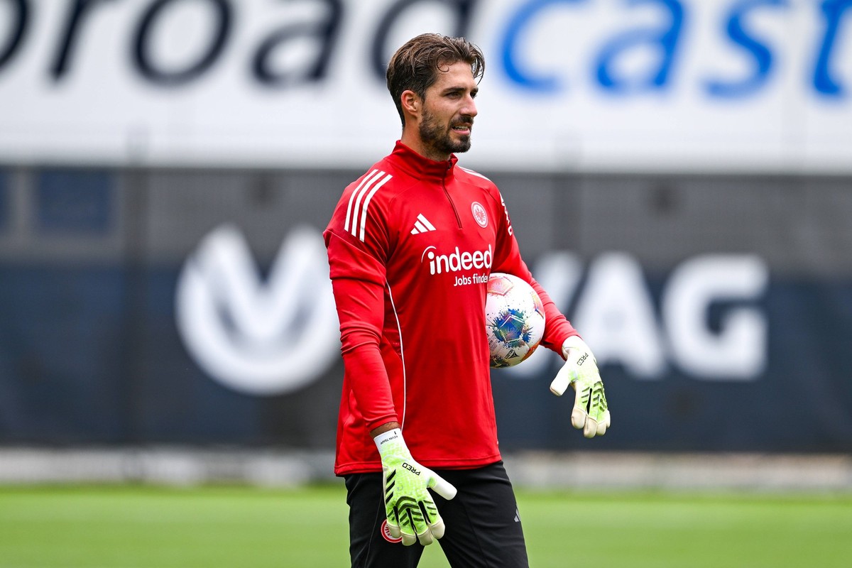 Kevin Trapp Eintracht Frankfurt, 01 mit Ball, GER, Eintracht Frankfurt, Trainingsauftakt, Fussball, Bundesliga, Saison 2025/2026, 09.07.2025. GER, Eintracht Frankfurt, Trainingsauftakt, Fussball, Bund ...