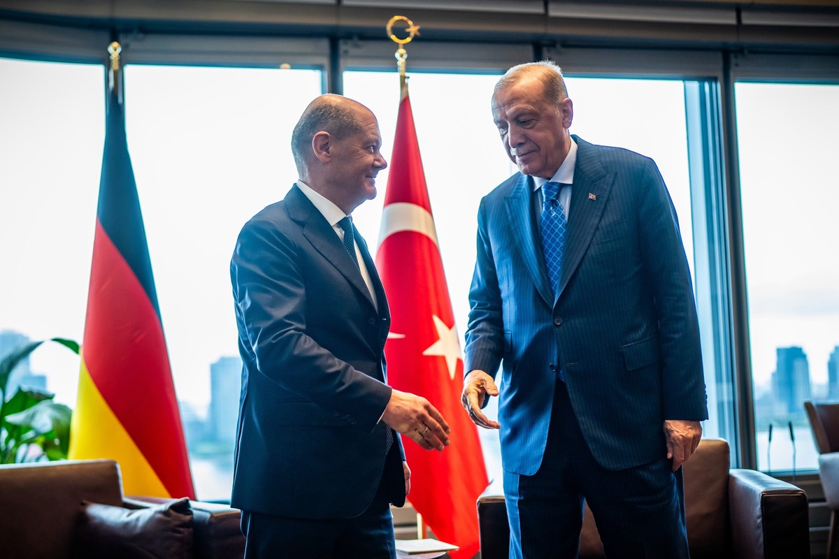 23.09.2024, USA, New York: Bundeskanzler Olaf Scholz (SPD), steht neben Recep Tayyip Erdogan (r), Präsident der Türkei, bei einem bilateralen Treffen vor Beginn der 79. Generaldebatte der UN-Vollversa ...