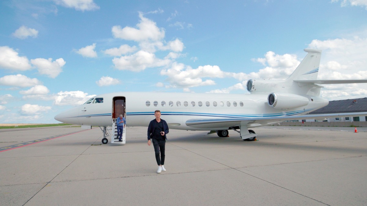 Moderator Breyer durfte im Privatjet eines Superreichen mitfliegen.