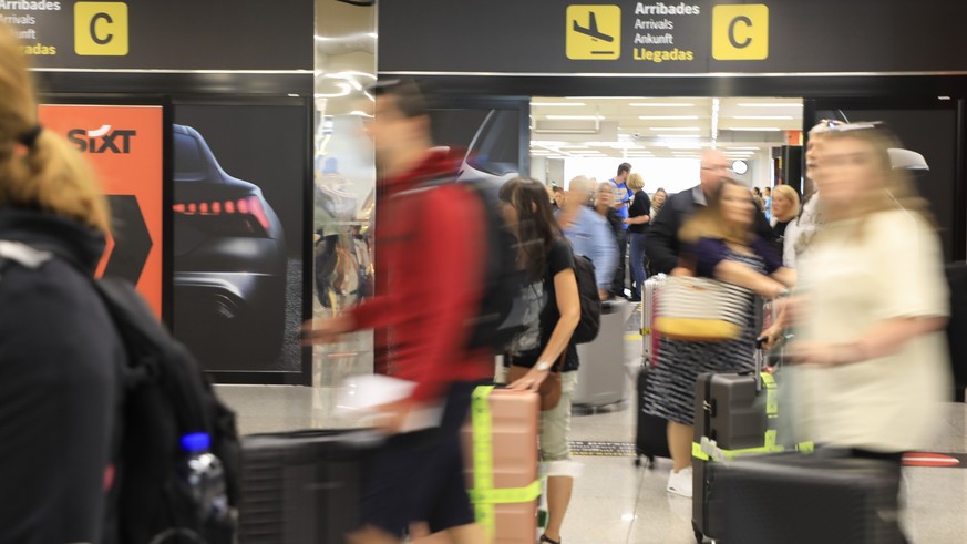 01.07.2023, Spanien, Palma: Passagiere kommen auf dem Flughafen von Palma de Mallorca an. Auf der beliebten Urlaubsinsel ist die Hauptreisesaison in vollem Gange. Foto: Clara Margais/dpa +++ dpa-Bildf ...