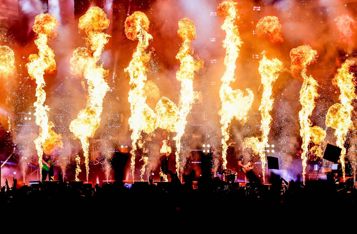 05.08.2023, Schleswig-Holstein, Wacken: Metal-Fans feiern die Bühnenshow der Band "Heaven Shall Burn" vor einer der beiden Hauptbühnen. Foto: Axel Heimken/dpa +++ dpa-Bildfunk +++
