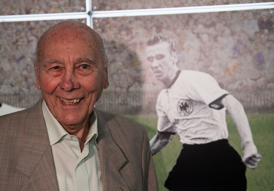 ARCHIV - 03.07.2019, Nordrhein-Westfalen, Dortmund: Fu�ball: Weltmeister Horst Eckel steht in der Sonderausstellung �Post vom Chef - Herbergers Briefe an die Weltmeister� neben einem Bild aus seiner a ...