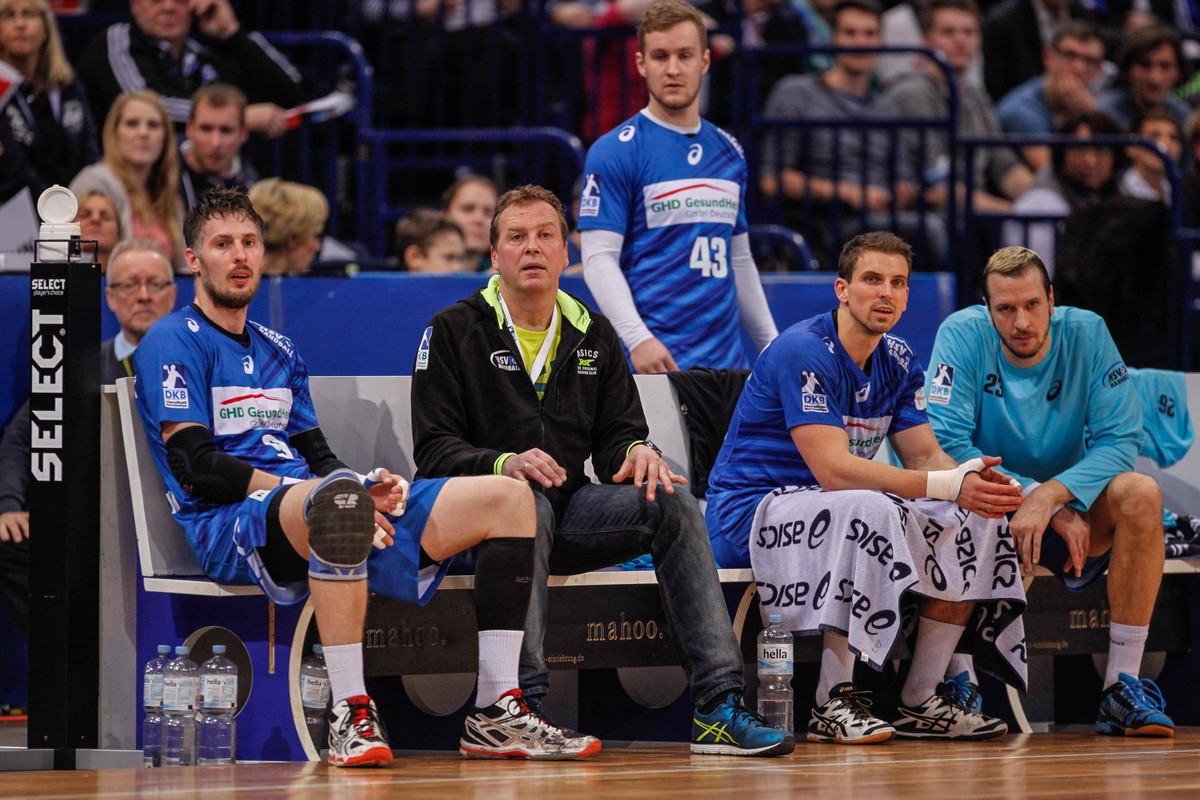 Hamburg, Barclaycard Arena, Handball, 1. Bundesliga, Saison 2015 / 2016, HSV Handball - SC Magdeburg, Bank , Piotr Grabarczyk ,Christian Fitzek, Alexander Feld, Adrian Pfahl, Pascal Hens(HSV)

Hamburg ...