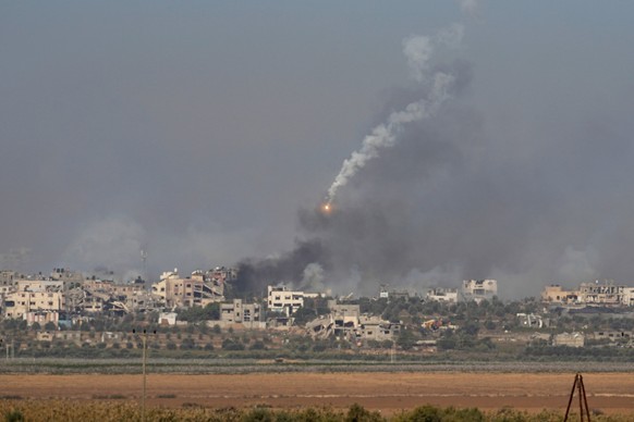 04.12.2023, Israel, --: Eine Leuchtrakete der israelischen Armee ist über dem Gazastreifen zu sehen, vom Süden Israels aus gesehen. Foto: Ohad Zwigenberg/AP/dpa +++ dpa-Bildfunk +++