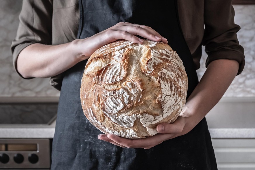 Frau mit Brot vorgehalten