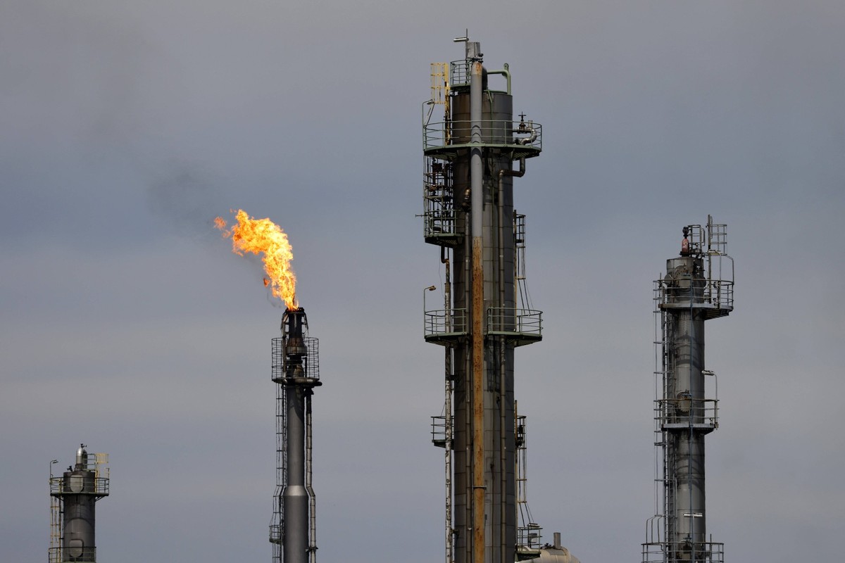 IMAGO Nature: Unsere Erde, Energiequellen, Erdgas Hochfackel an der Rheinland Raffinerie des Öl- und Gas-Konzern Shell am Standort in Wesseling. Wegen der angespannten Lage auf den Gasmärkten hat die ...