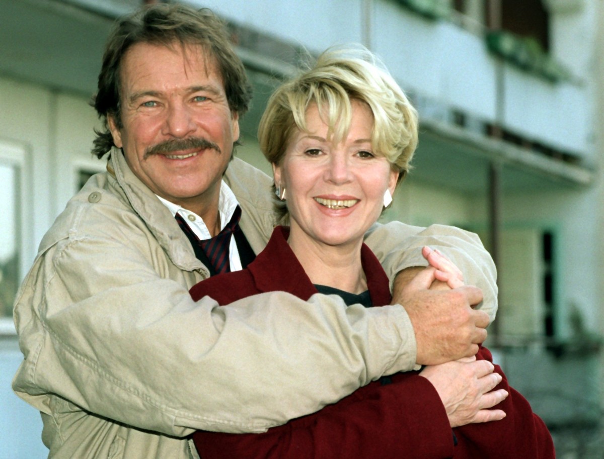 ARCHIV - 13.03.2000, Nordrhein-Westfalen, K�ln: Die Schauspieler G�tz George (l) und Christiane H�rbiger (r) stehen f�r Dreharbeiten zum Schimanski-Film &quot;Schimanski muss leiden&quot; vor der Kame ...