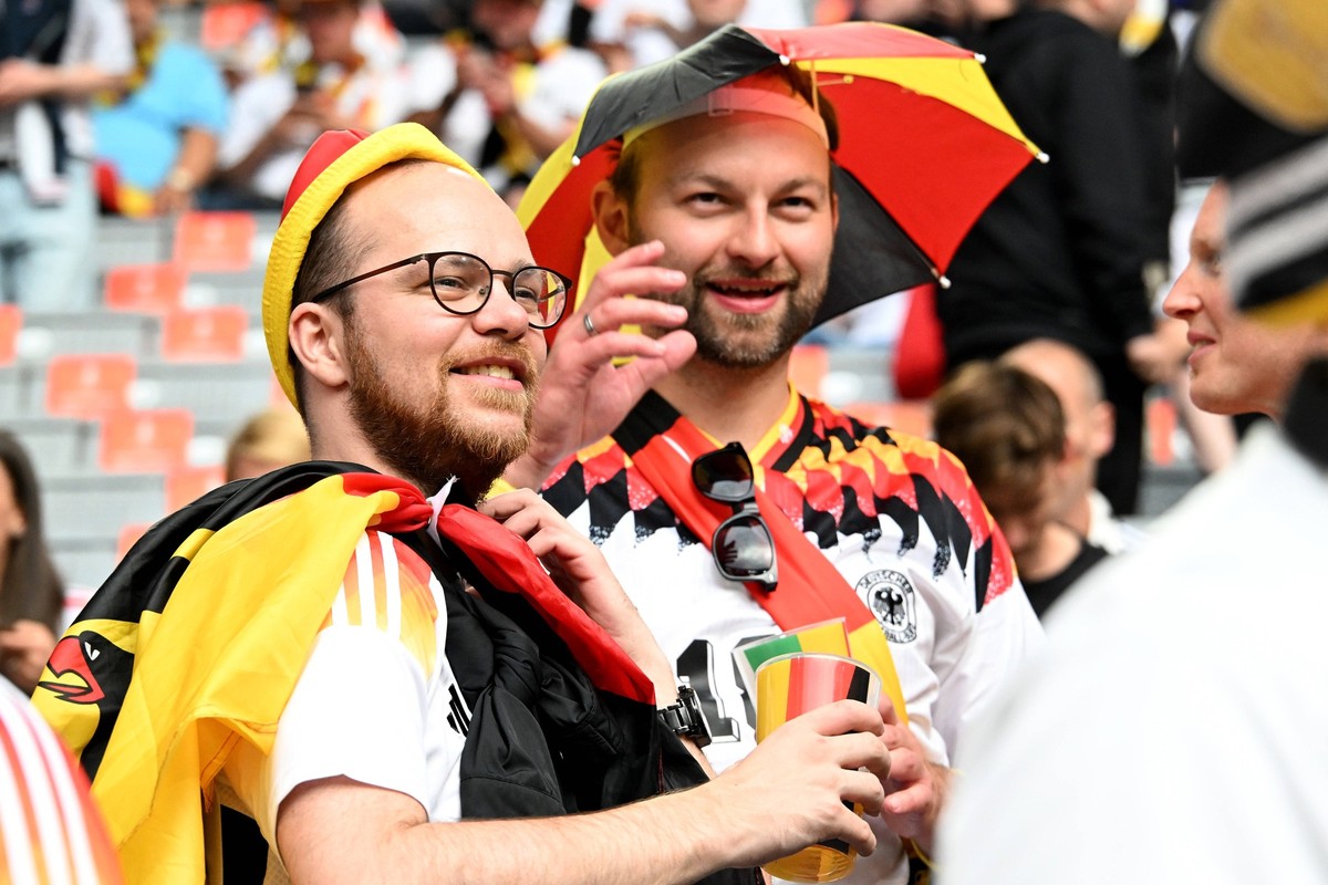 14.06.2024, xsltx, Fussball EM 2024, Deutschland - Schottland emspor, v.l. Emotionen, Fans, Stimmung, Fahnen, Logo, Deutschlandfahne, schwarz rot gold, DFL/DFB REGULATIONS PROHIBIT ANY USE OF PHOTOGRA ...