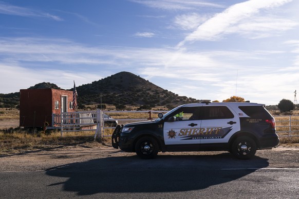 25.10.2021, USA, Santa Fe: Ein Wagen des Sheriffs von Santa Fe County parkt auf der Straße am Eingang der Bonanza Creek Ranch. Nach dem tödlichen Schuss aus einer Requisitenwaffe des Schauspielers Ale ...