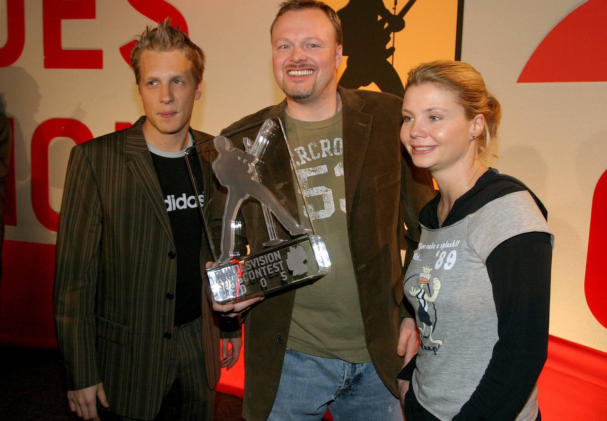 Bildnummer: 50676451 Datum: 11.02.2005 Copyright: imago/T-F-Foto
V.r.n.l.: Moderatoren Annette Frier, Stefan Raab und Oliver Pocher (alle GER) mit Trophäe während des Pressetermins zum Bundesvision So ...