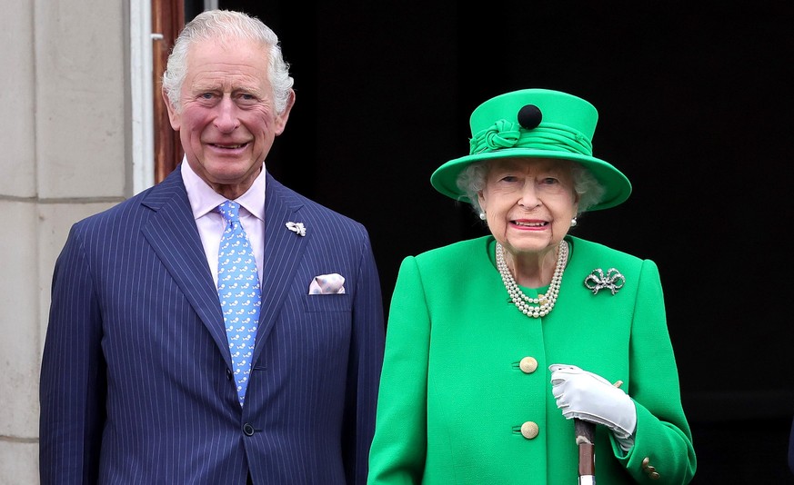 LONDON, ENGLAND - JUNE 05: Queen Elizabeth II, Prince Charles, Prince of Wales and Prince George of Cambridge on the balcony of Buckingham Palace during the Platinum Jubilee Pageant on June 05, 2022 i ...
