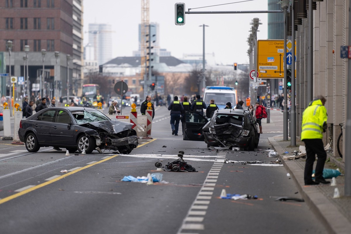 dpatopbilder - 09.03.2024, Berlin: Polizisten stehen an einer Unfallstelle in der Leipziger Straße. Bei dem schweren Unfall in Berlin-Mitte sind vier Menschen, darunter eine Mutter und ihr Kind, schwe ...