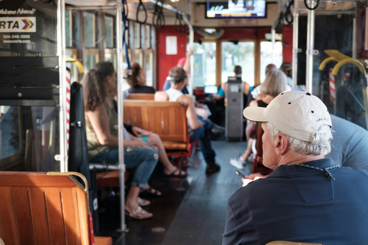 Starrende Männer können in der Bahn maximal unangenehm sein.