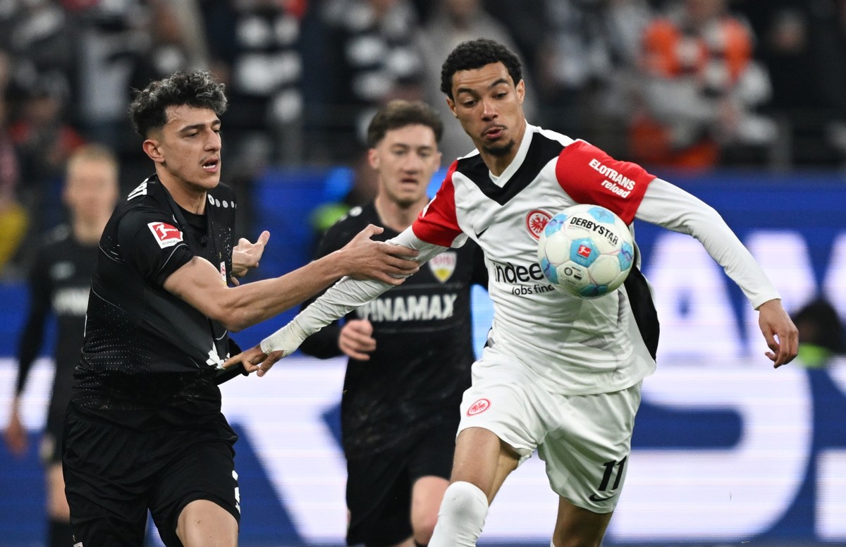 29.03.2025, Hessen, Frankfurt/Main: Fu�ball: Bundesliga, Eintracht Frankfurt - VfB Stuttgart, 27. Spieltag, Deutsche Bank Park. Frankfurts Hugo Ekitik� (r) und Stuttgarts Atakan Karazor k�mpfen um den ...