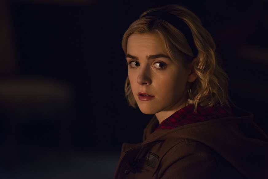 LES NOUVELLES AVENTURES DE SABRINA CHILLING ADVENTURES OF SABRINA 2018- serie TV creee par Roberto Aguirre-Sacasa saison 1 episode 2 Kiernan Shipka. Diyah Pera - Netflix - Archie Comics Publications - ...