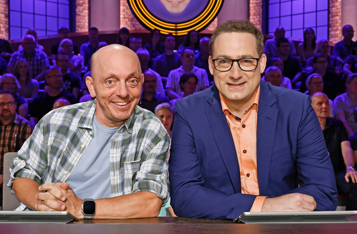 ARD WER WEISS DENN SOWAS? FOLGE 1169, " Dr. Manuel Hobiger und Sebastian Jacoby", am Dienstag (08.10.24) um 18:00 Uhr im ERSTEN.
Rateteam-Kapitän Bernhard Hoëcker (l.) mit dem "Jäger&qu ...
