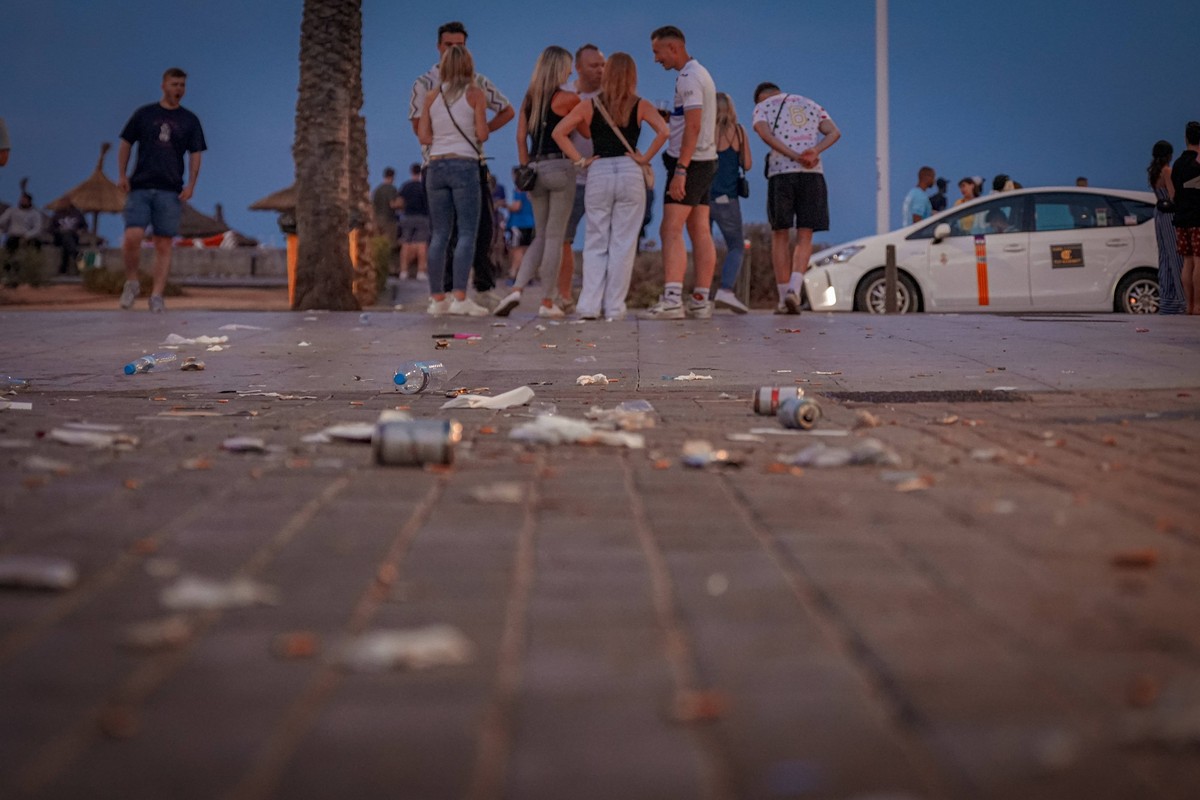 Müll und Partytourismus an der Promenade von Palma de Mallorca, Spanien, Europa, Party, Alkoholkonsum, Müllproblem, Umweltverschmutzung, öffentlicher Raum, Straßenbild, Tourismus, Balearen, Nachhaltig ...