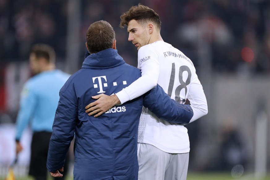 FLICK Hans Trainer Team FC Bayern Muenchen bei der Einwechslung mit GORETZKA Leon DFL Fussball Bundesliga Saison 2019-2020 Spiel Fortuna Duesseldorf - FC Bayern Muenchen 0 : 4 am 23. 11. 2019 in Duess ...