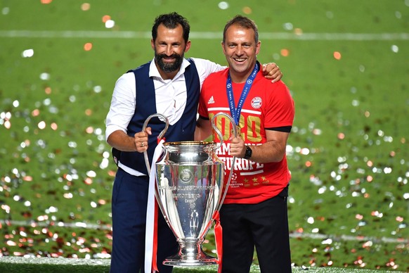 Fussball Champions League/ Finale/ Paris St. Germain - Bayern Muenchen 0-1 v.li:Hasan SALIHAMIDZIC Sportvorstand Bayern Muenchen, Hans Dieter Flick Hansi ,Trainer Bayern Muenchen mit Cup,Pokal,Trophae ...