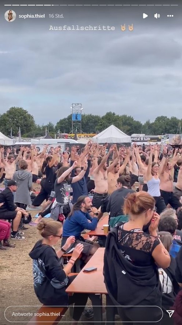 Sophia Thiel bestaunte das Metal Yoga beim Wacken.