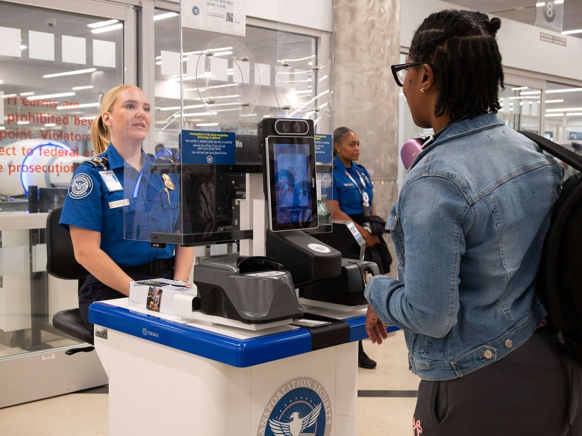 May 7, 2025, Atlanta, Georgia, USA: Airline passengers queue at TSA checkpoint at Atlanta Hartsfield-Jackson airport on first day of REAL ID requirements for identification. Atlanta USA - ZUMAn03_ 202 ...