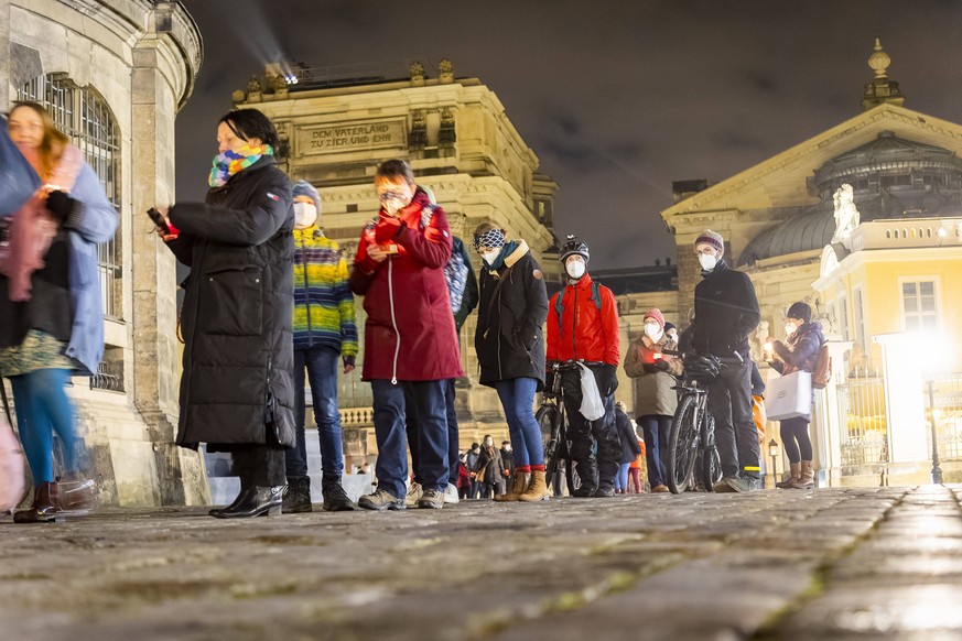 Haltung zeigen Die Dresdner Initiative Haltung zeigen rief am Samstag zu einer Kerzenaktion auf dem Neumarkt vor der Frauenkirche auf. Tausende Menschen der schweigenden Mehrheit folgten der Einladung ...