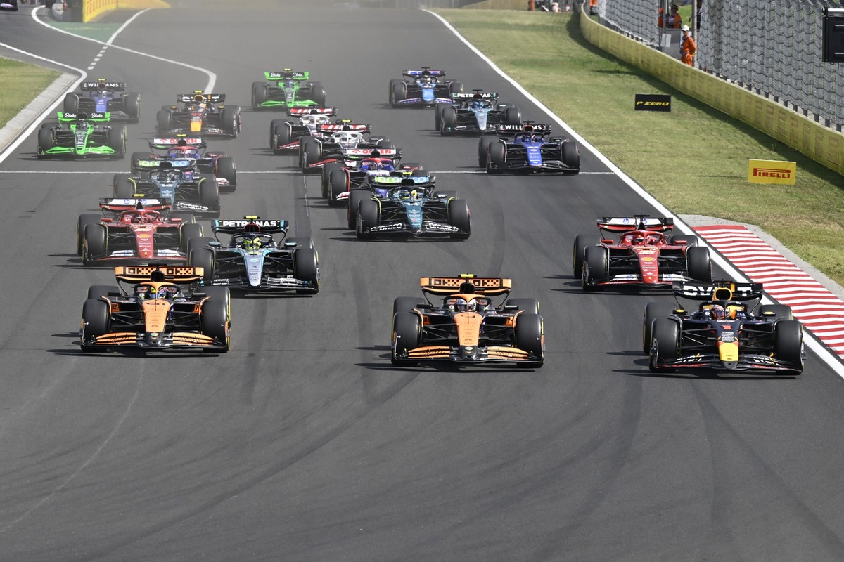 21.07.2024, Ungarn, Mogyorod: Motorsport: Formel-1-Weltmeisterschaft, Grand Prix von Ungarn, Rennen auf dem Ungaroring: McLaren-Pilot Oscar Piastri (l-r) aus Australien, McLaren-Pilot Lando Norris aus ...
