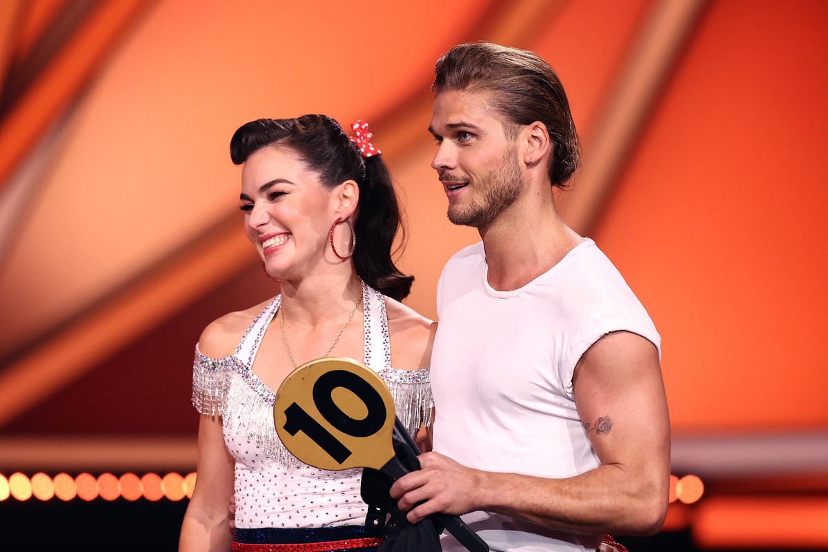 COLOGNE, GERMANY - MARCH 19: Rurik Gislason and Renata Lusin on stage during the 3rd show of the 14th season of the television competition "Let's Dance" on March 19, 2021 in Cologne, Ge ...