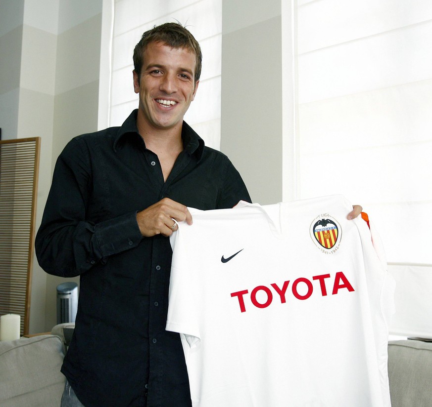 2007 sehnte sich van der Vaart nach einem Wechsel zu einem Top-Verein in Spanien, dem Heimatland seiner Mutter. Dieses Bild mit einem Trikot des FC Valencia sollte einen Transfer vorantreiben – doch d ...
