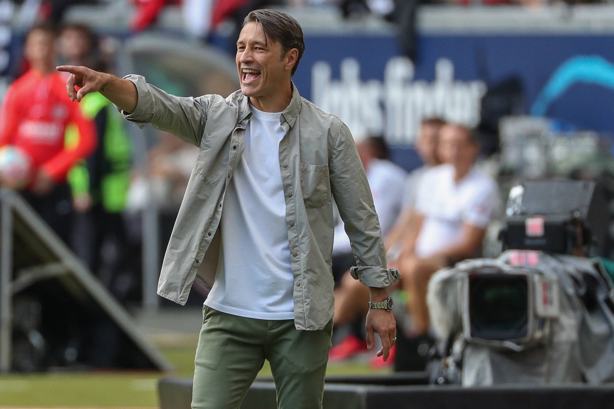 xMHx - Fussball 1. Bundesliga: Eintracht Frankfurt - VfL Wolfsburg am 10.09.2022 im Deutsche Bank Park in Frankfurt Trainer Niko Kovac Wolfsburg gibt lautstark Anweisungen *** xMHx Football 1 Bundesli ...