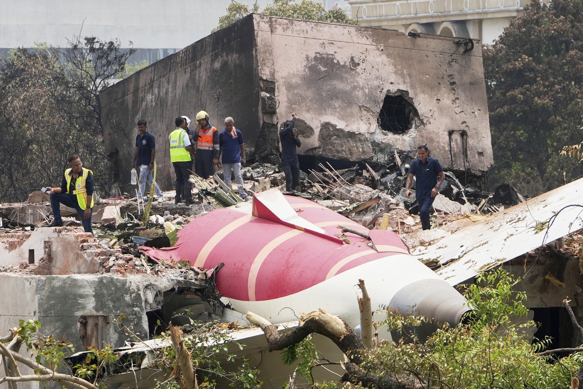 13.06.2025, Indien, Ahmedabad: Beamte inspizieren am Freitag, 13.06.2025 die Absturzstelle der Air India-Maschine in Ahmedabad, Indien. Nach dem Flugzeugabsturz mit mehr als 240 Toten haben die Behörd ...