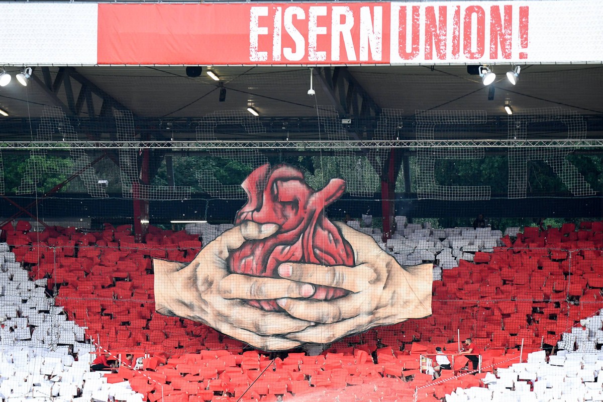 "Nehmt das Herz in beide Hände": Die Union-Choreo vor dem entscheidenden Relegationsspiel gegen den VfB Stuttgart.