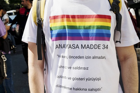 June 25, 2023, Istanbul, Turkey: A protesters wears a T-shirt saying Article 34 of the Constitution during the demonstration. Protesters took the streets in Nisantasi district in Istanbul for the annu ...