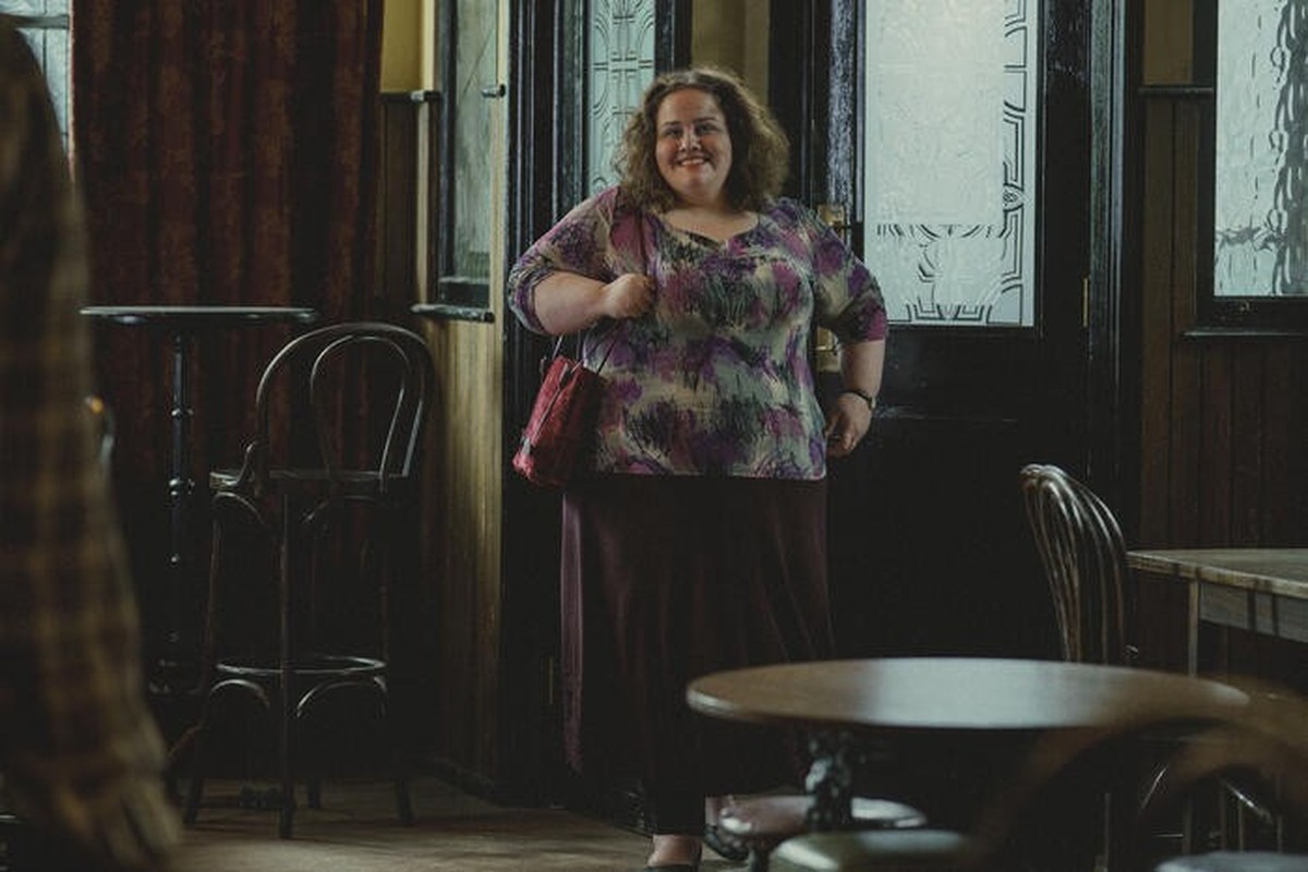 Im Pub trifft der Hauptcharakter auf seine Stalkerin Martha.