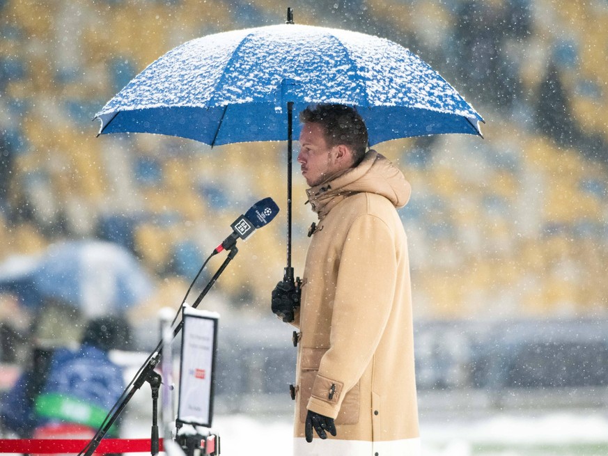 Julian Nagelsmann FC Bayern Muenchen, Trainer im Schnee, UKR, Dynamo Kiew vs. FC Bayern Muenchen, Fussball, Uefa Champions League, Gruppe E, 5. Spieltag, 23.11.2021, Spielzeit 2021/2022 DFB REGULATION ...