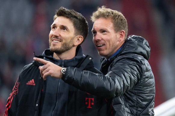 ARCHIV - 08.11.2022, Bayern, M�nchen: Fu�ball: Bundesliga, FC Bayern M�nchen - SV Werder Bremen, 14. Spieltag in der Allianz Arena. Bayerns damaliger Trainer Julian Nagelsmann (r) und sein damaliger C ...