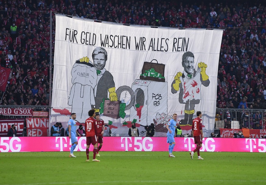 Fussball 1. Bundesliga Saison 2021/2022 11. Spieltag FC Bayern Muenchen - SC Freiburg 06.11.2021 Ein Plakat der FC Bayern Ultras in der Suedkurve der Allianz Arena gegen die Partnerschaft des FC Bayer ...