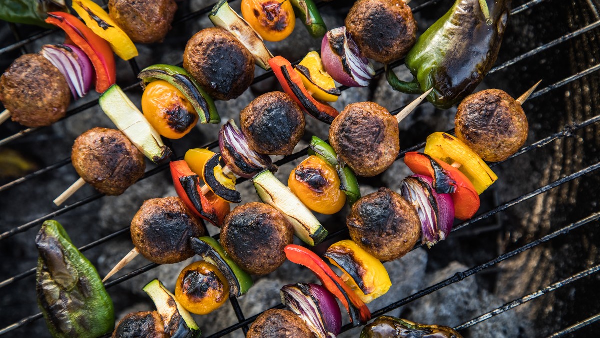 Ob Fleisch und Würstchen oder Fleischersatz, welche Rezepte für Salate, für Brot, Fisch, Dips und mehr: Grillen gehört zu den Lieblingsbeschäftigungen der Deutschen. Am besten an allen beliebigen Orte ...